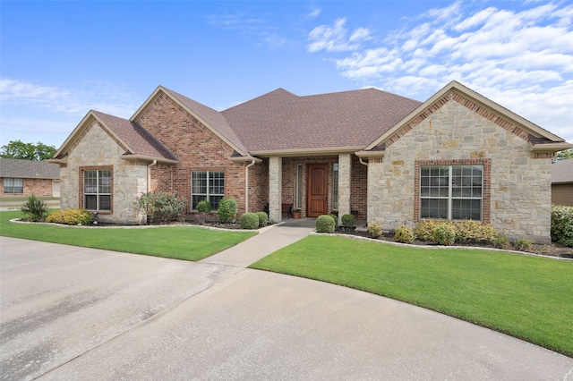 view of front facade featuring a front lawn