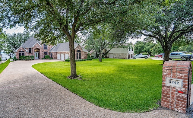 view of front facade featuring a garage and a front yard