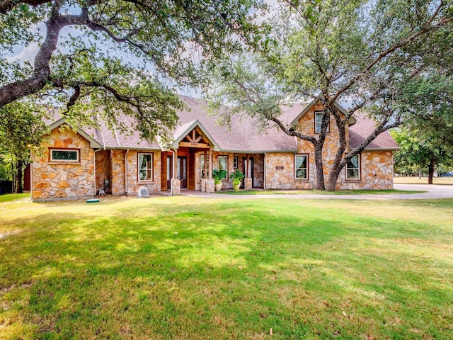 view of front of property featuring a shingled roof and a front yard