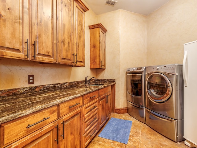 laundry room featuring sink, cabinets, independent washer and dryer, and light tile patterned floors