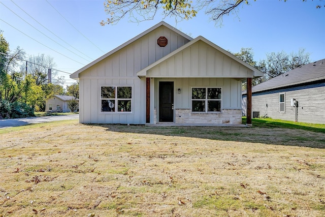 view of front facade with a front yard