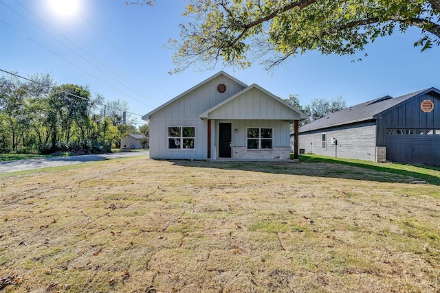 view of front of home featuring a front lawn