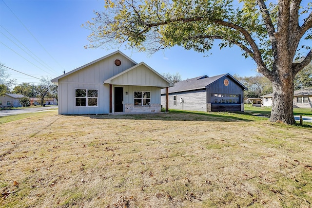 modern inspired farmhouse featuring a garage and a front lawn