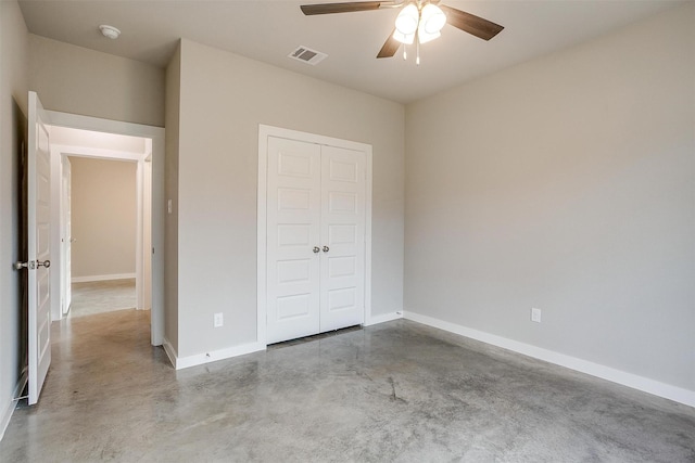 unfurnished bedroom with ceiling fan and a closet