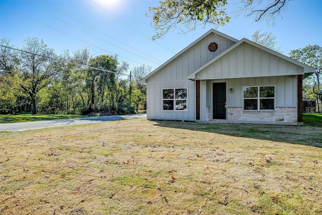 view of front of home with a front yard