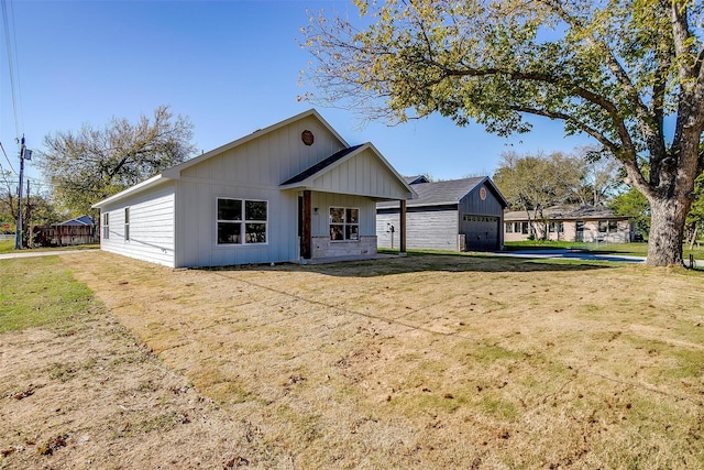 view of front facade with a front yard