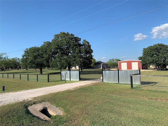 view of yard featuring an outdoor structure