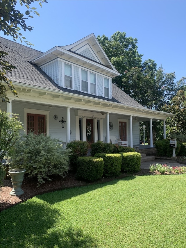 view of front of property featuring a front yard and covered porch