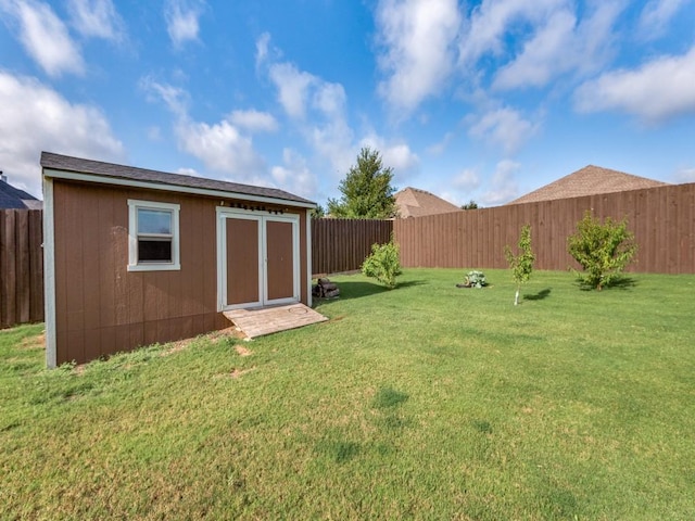 view of yard featuring an outdoor structure