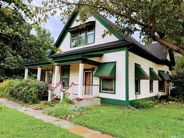 view of front facade with a porch and a front yard