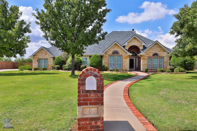 view of front of property featuring a front yard