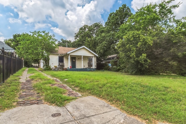 view of front facade featuring a front yard