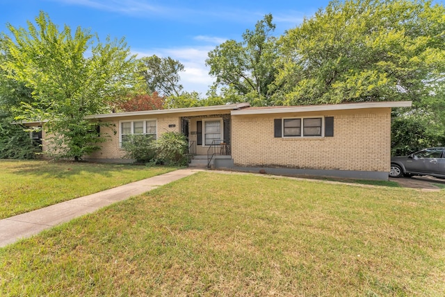 single story home with a front yard