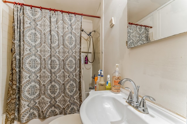 full bathroom featuring shower / tub combo, toilet, and sink