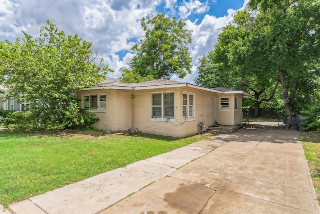 single story home featuring a front lawn