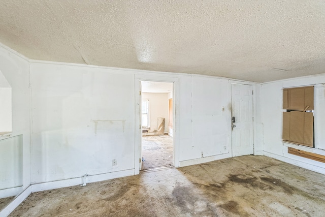 empty room featuring a textured ceiling