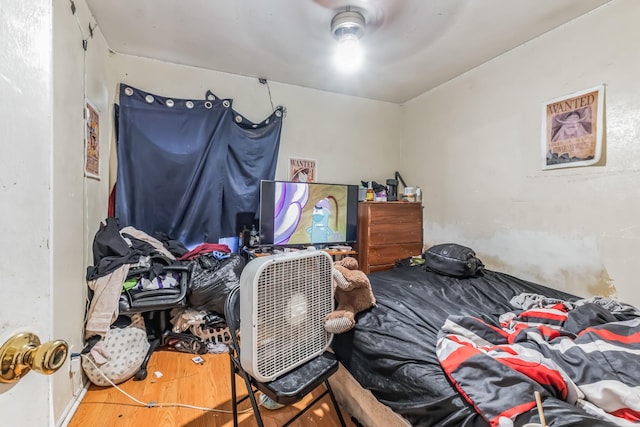 bedroom featuring wood finished floors and a ceiling fan