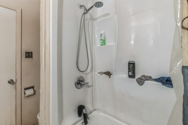 full bath featuring toilet and washtub / shower combination