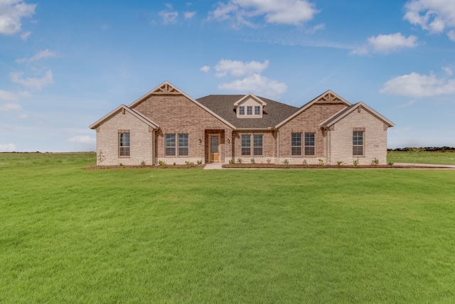 craftsman inspired home featuring a front yard