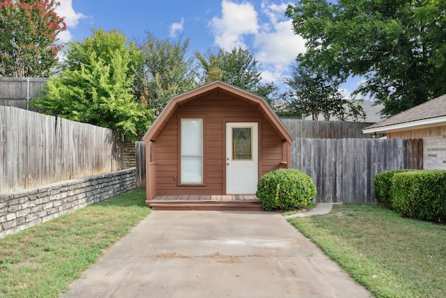 view of outbuilding with a yard