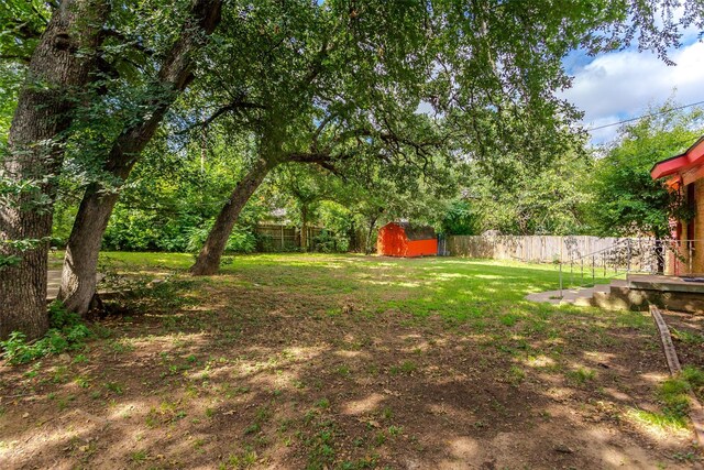 view of yard with a shed