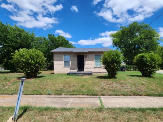 view of front of house with a front yard