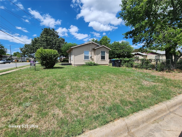 view of front of home featuring a front yard