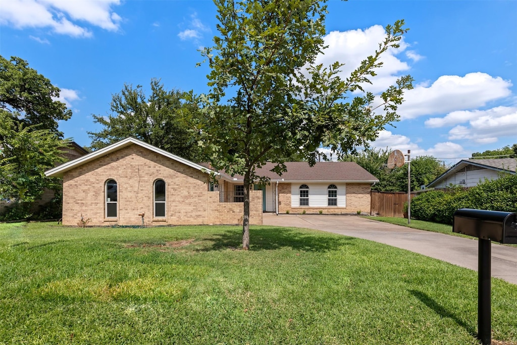 ranch-style house featuring a front lawn