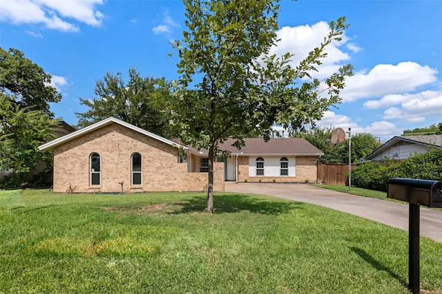 ranch-style house featuring a front lawn