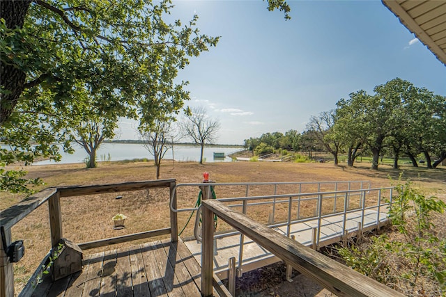 view of yard featuring a water view