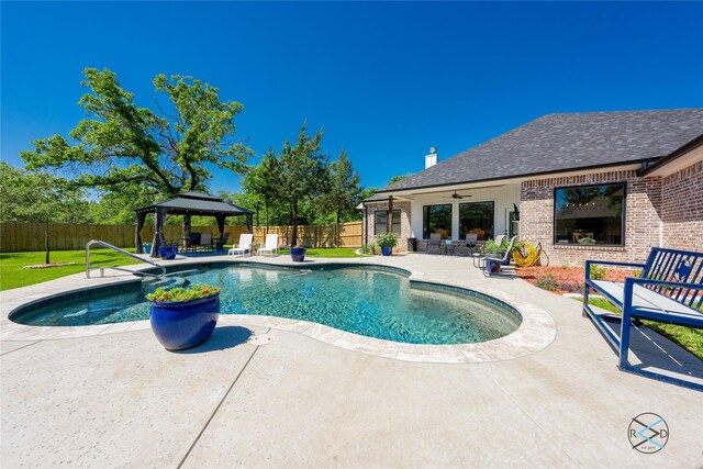 view of front of property featuring a front lawn and a garage