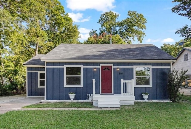 view of front of home featuring a front lawn