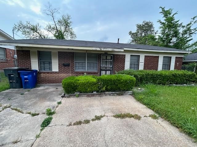 single story home with a porch