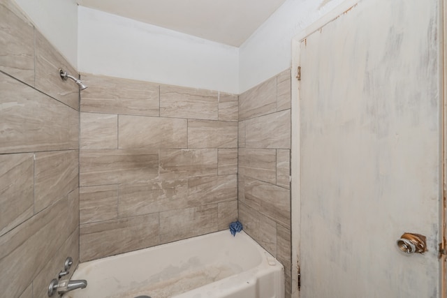 bathroom with tiled shower / bath combo