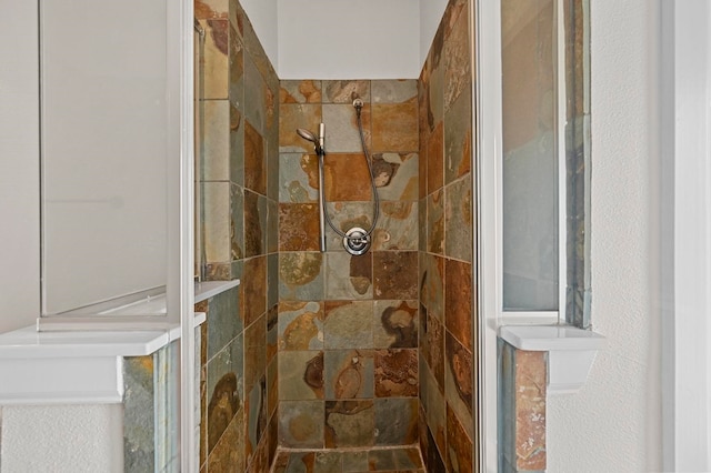 bathroom featuring a tile shower