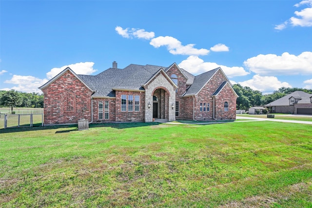 view of front facade featuring a front lawn