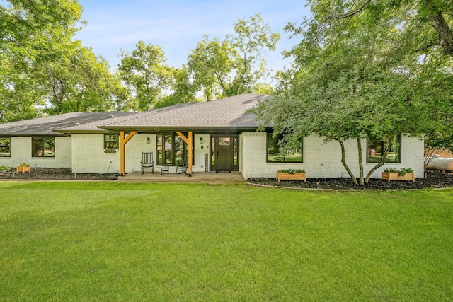 view of front of home featuring a front lawn