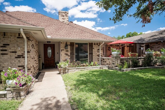 ranch-style home featuring a front lawn