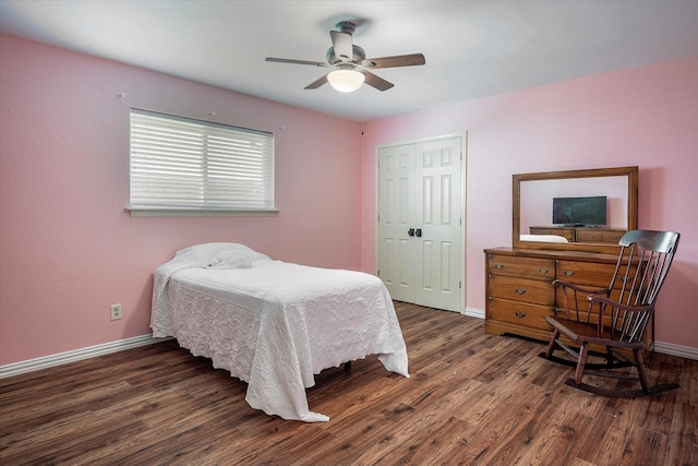 bedroom featuring dark wood-type flooring, ceiling fan, and a closet