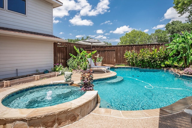 view of pool featuring an in ground hot tub