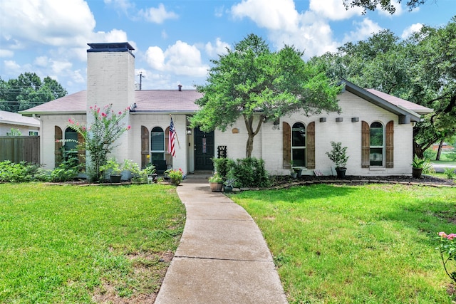 view of front of property featuring a front lawn