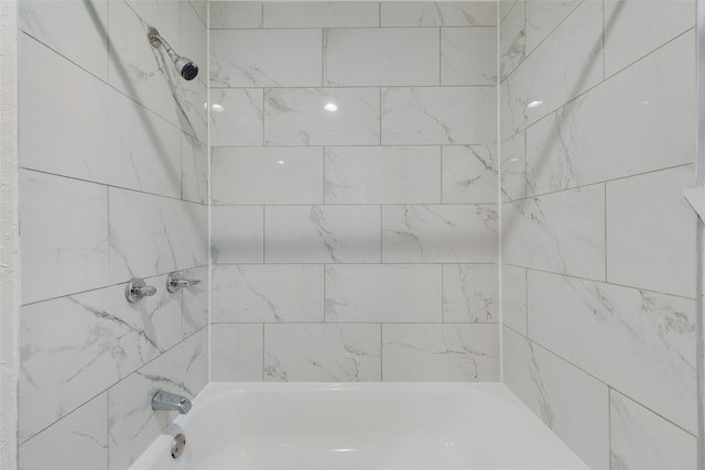 bathroom featuring tiled shower / bath combo