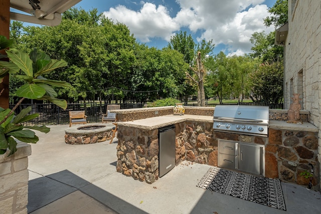 view of patio featuring an outdoor fire pit, a grill, area for grilling, and fence