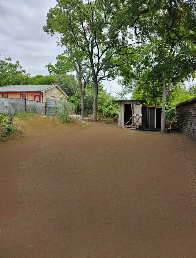 view of yard with a storage unit