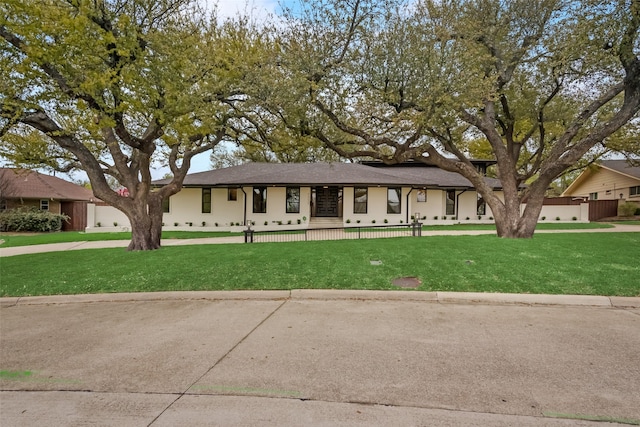 ranch-style home featuring a front lawn