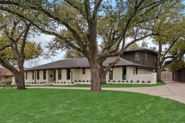 view of front of property featuring a front yard