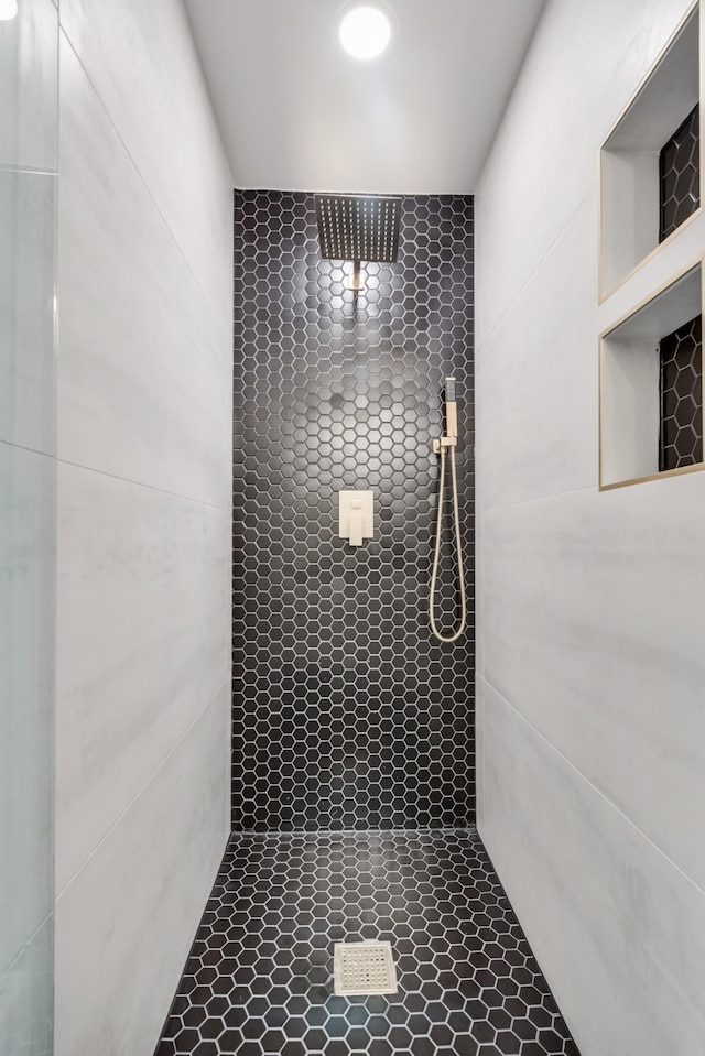 bathroom featuring tiled shower