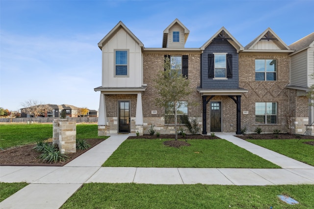 view of front of property featuring a front lawn