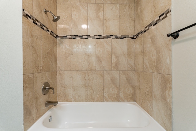 bathroom featuring tiled shower / bath