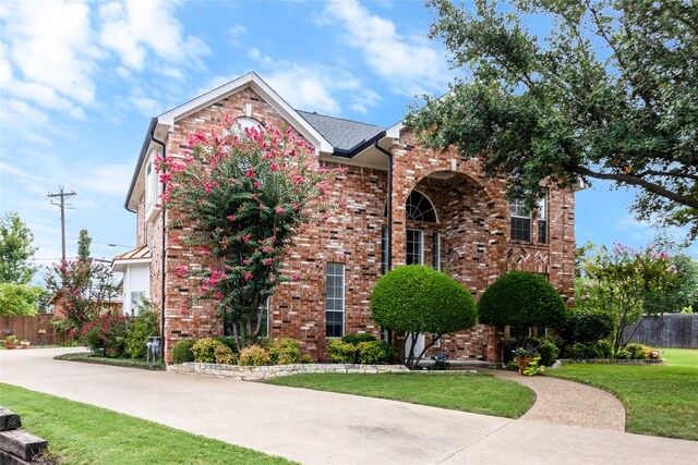 view of front of house with a front lawn